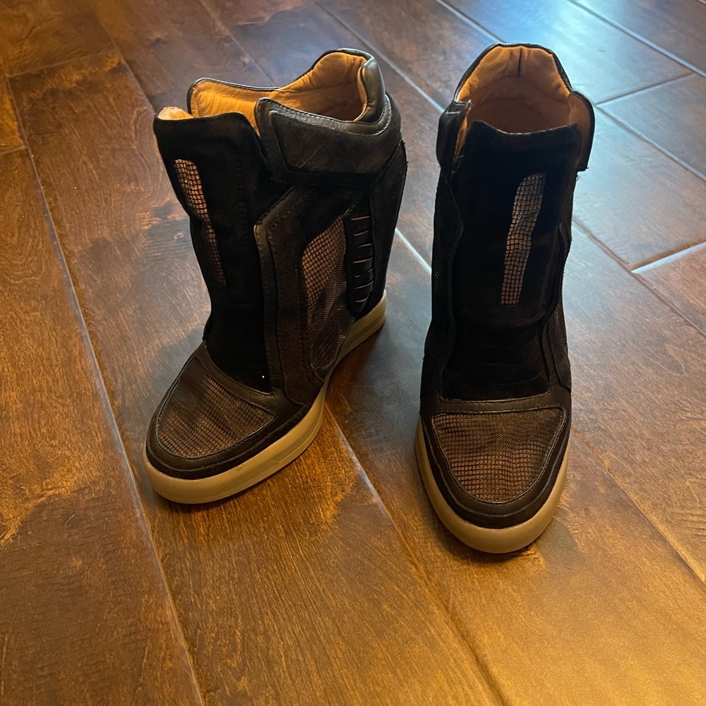 CLOSET CLEANOUT
